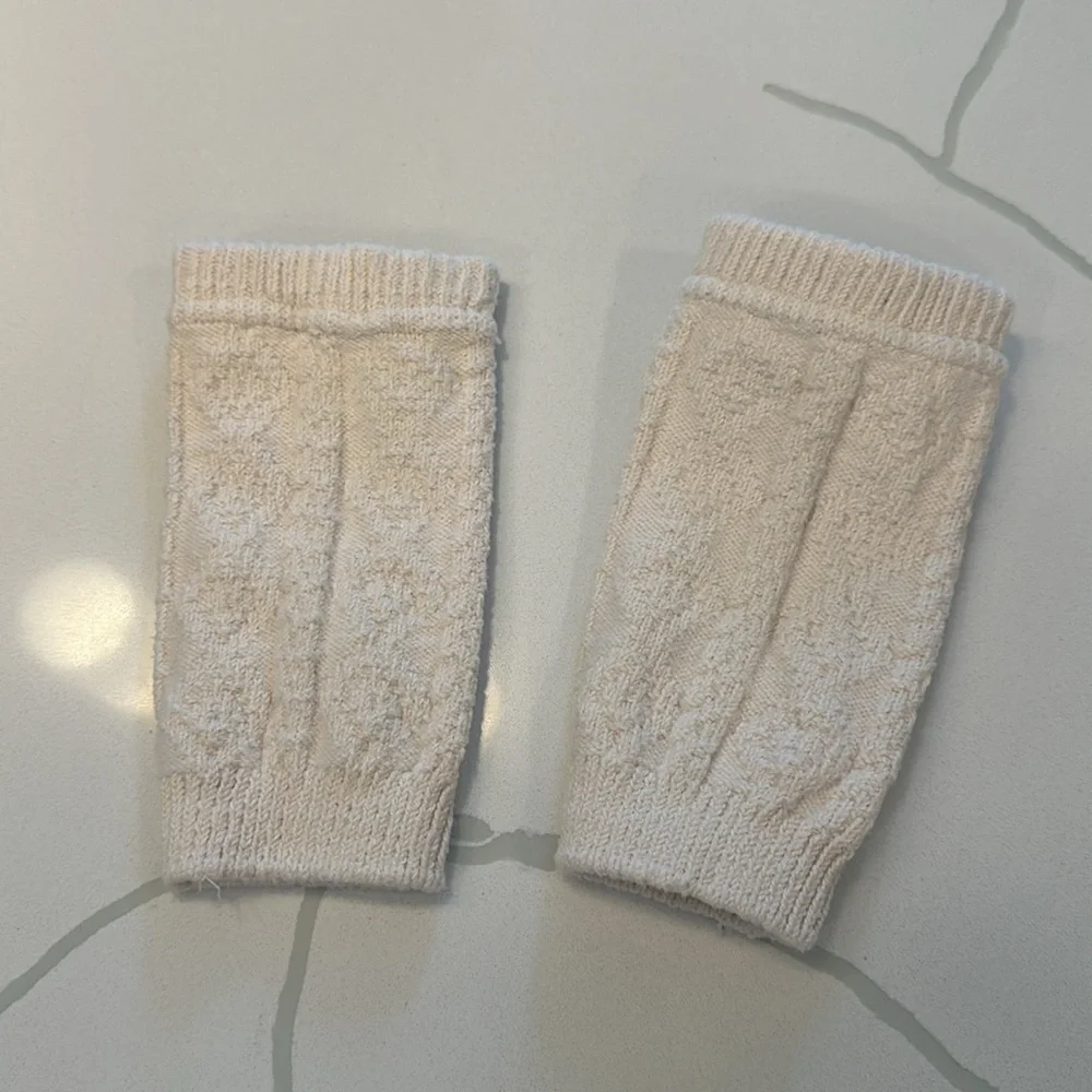 Old navy baby cable knit cream off-white leg warmers 🤍